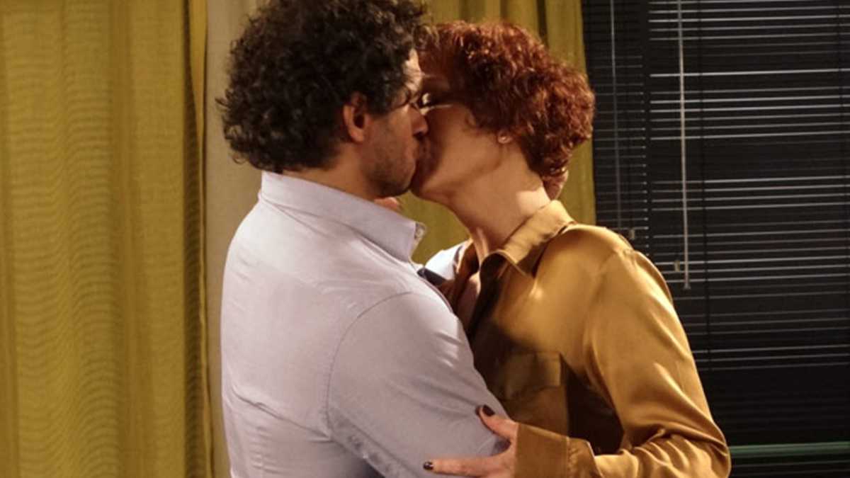 Esther da beijão em Guaracy na novela Fina Estampa