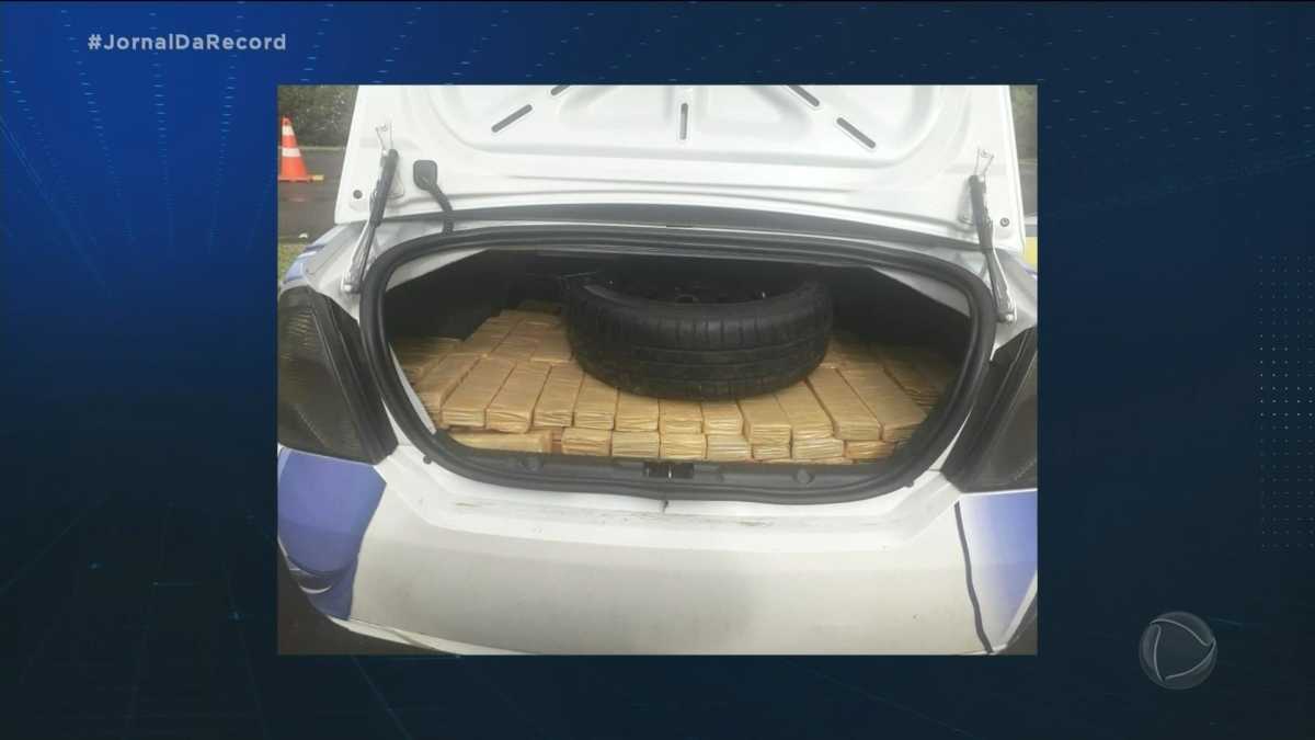 Maconha dentro do porta malas do carro adesivado com o logo da Record TV