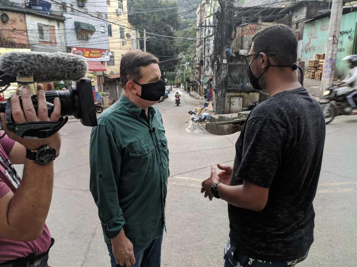 Roberto Cabrini conversa com morador da favela da rocinha no Conexão Repórter 