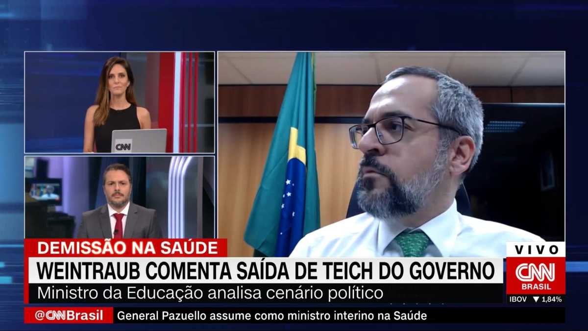 Abraham Weintraub conversa com seu assessor no meio da entrevista na CNN Brasil