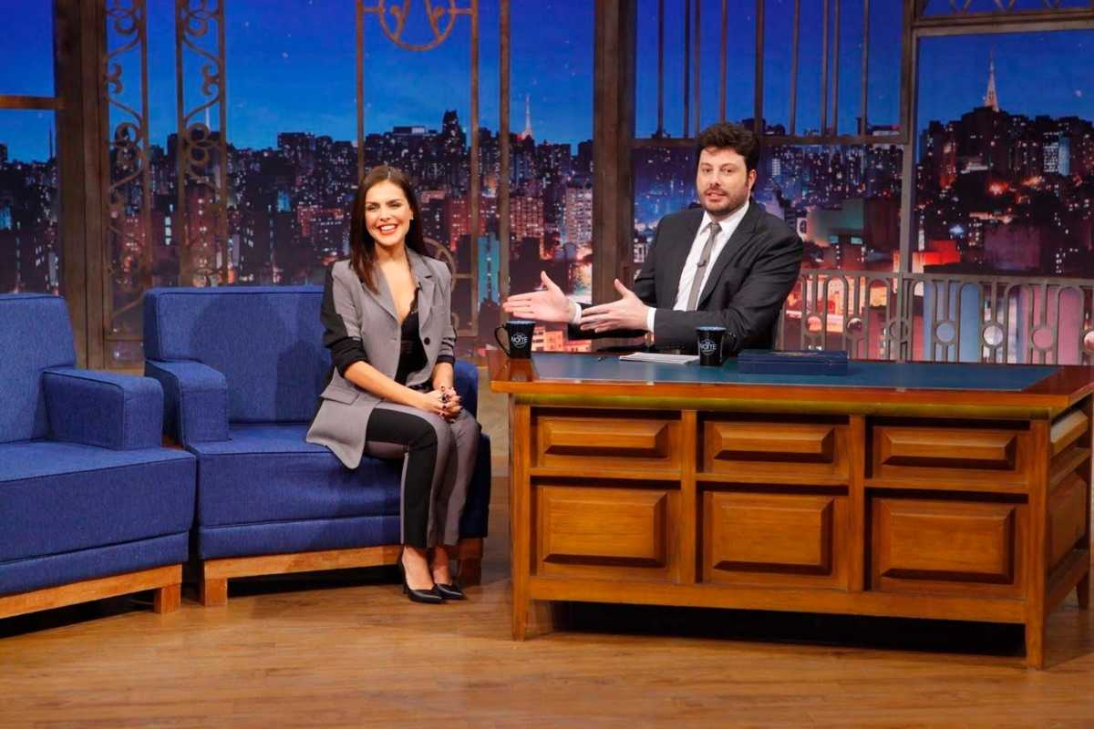 Atriz Paloma Bernardi ao lado de Danilo Gentili no The Noite