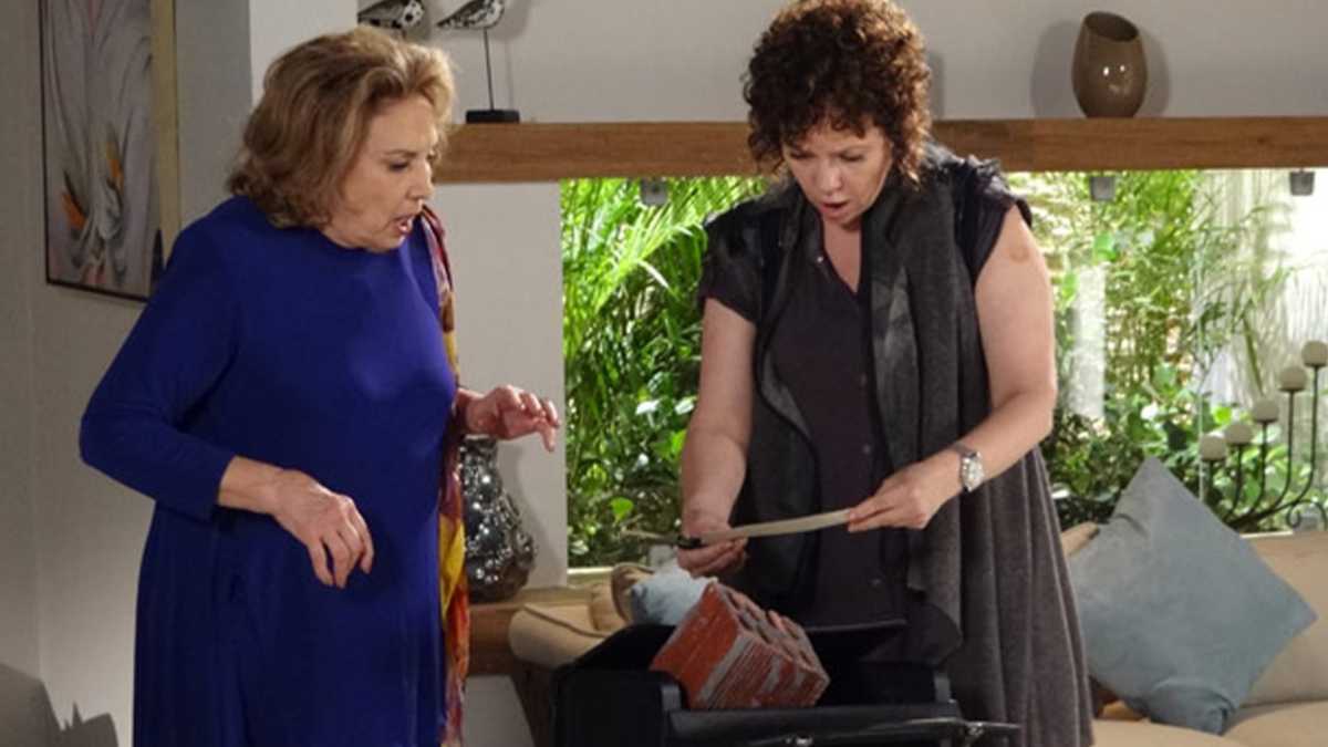 Iris e Alice leem a carta de Griselda em Fina Estampa