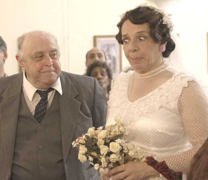 Inácio todo feliz ao lado de Eponina, minutos antes do casamento ser interrompido Êta Mundo Bom!