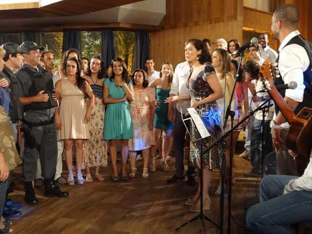 Policiais caem no pagode da Griselda em Fina Estampa