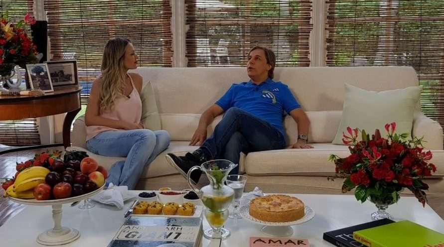 Eliana conversa com Tom Cavalcante na sala da casa do humorista