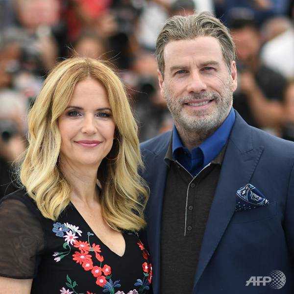 Kelly Preston e John Travolta posam juntos