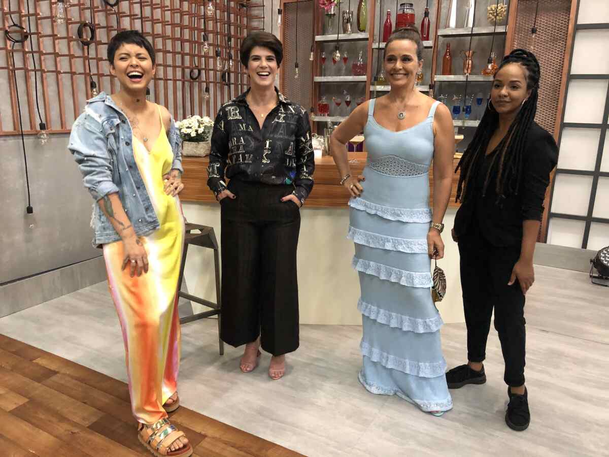 Mariana Godoy posa com as convidadas Kell Smith, Carla Vilhena e Jéssica Duarte, segunda eliminada do reality show Bar Aberto