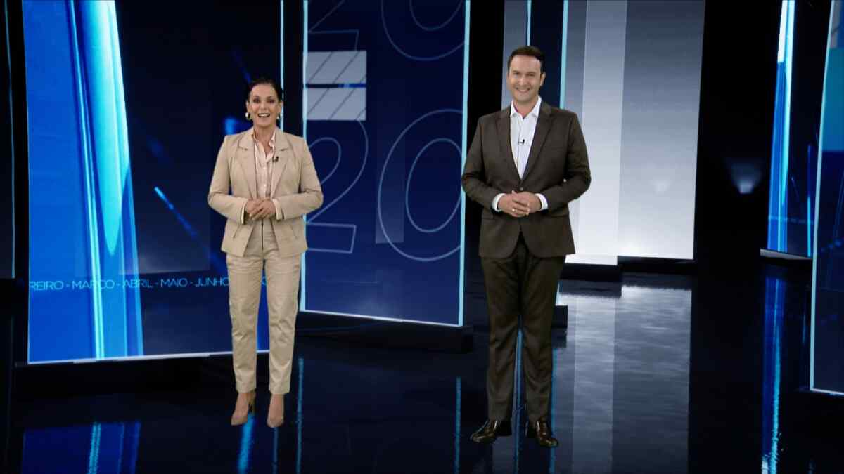 Carolina Ferraz e Eduardo Ribeiro apresentando a Retrospectiva 2020 na Record TV 