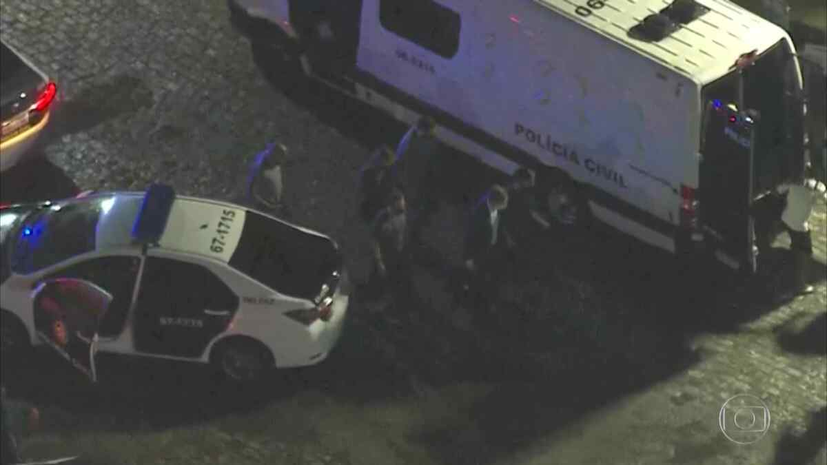 Marcelo Crivella sendo conduzido ao presídio de Benfica, RJ