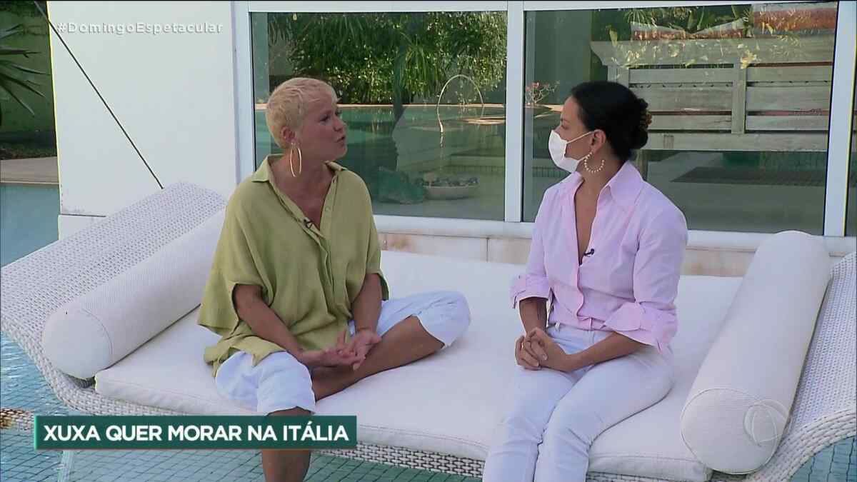 Xuxa ao lado de Carolina Ferraz em entrevista ao Domingo Espetacular