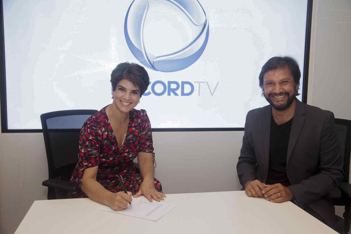 Mariana Godoy assina contrato com a Record TV ao lado de Antonio Guerreiro, o vice-presidente de jornalismo da emissora