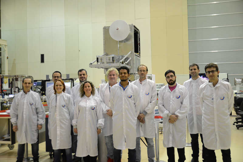 Equipe que trabalhou na construção do satélite brasileiro Amazônia-1