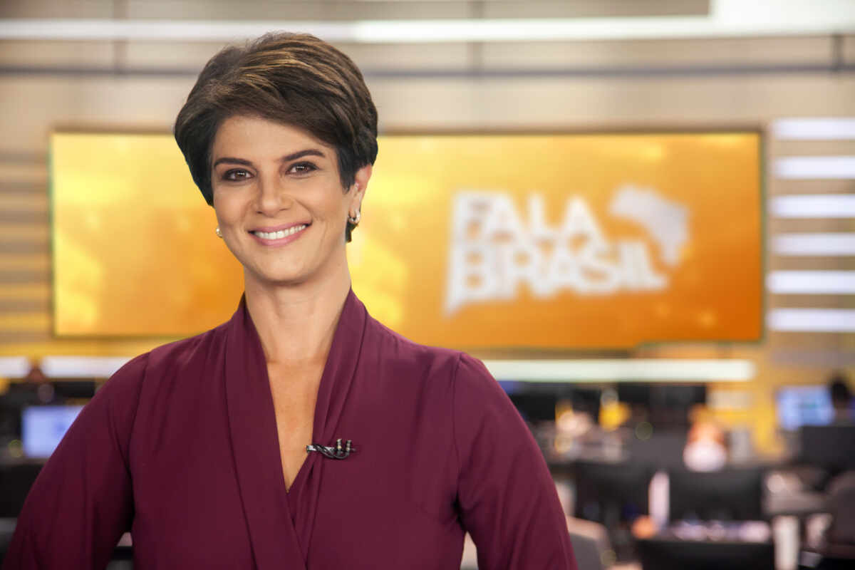 Mariana Godoy no cenário do Novo Fala Brasil 