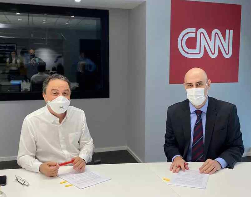 Momento da assinatura de contrato de Roberto Kalil na CNN Brasil