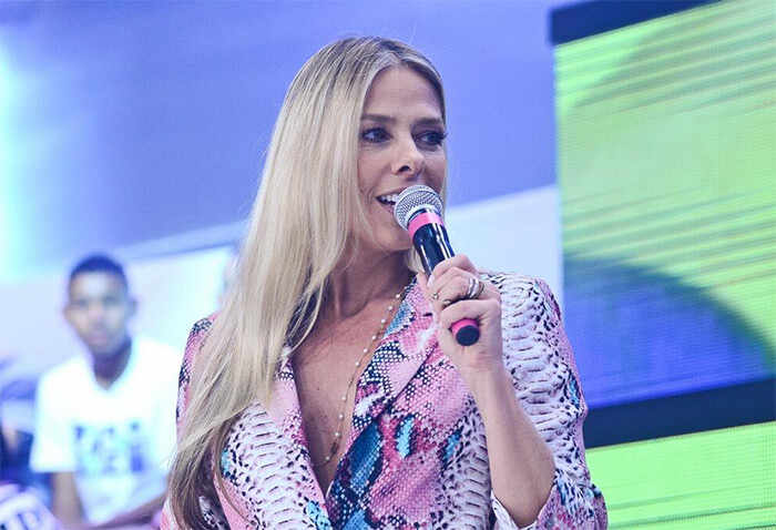 Adriane Galisteu apresentando o Domingo da Gente, na Record TV em 2013