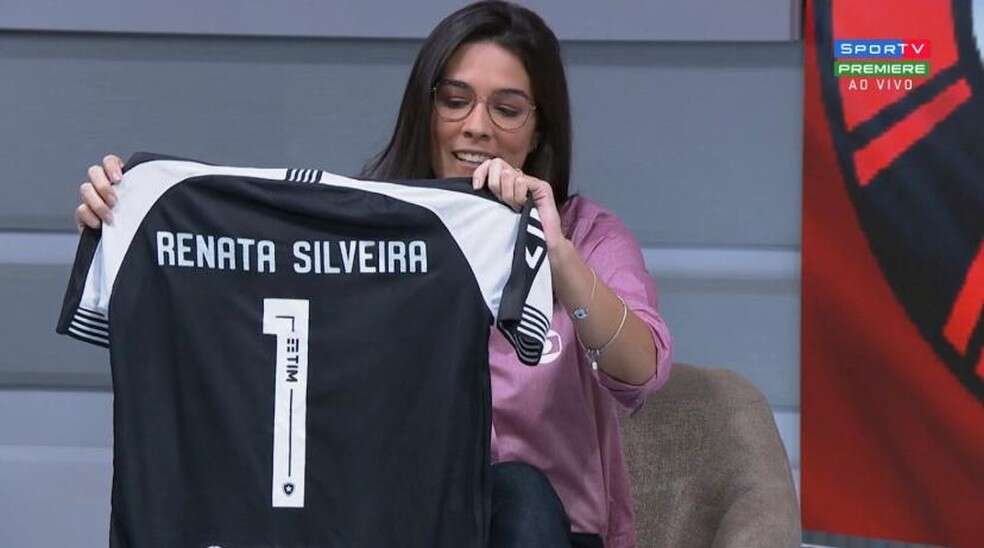 Renata Silveira recebe camisa do Botafogo e homenagem