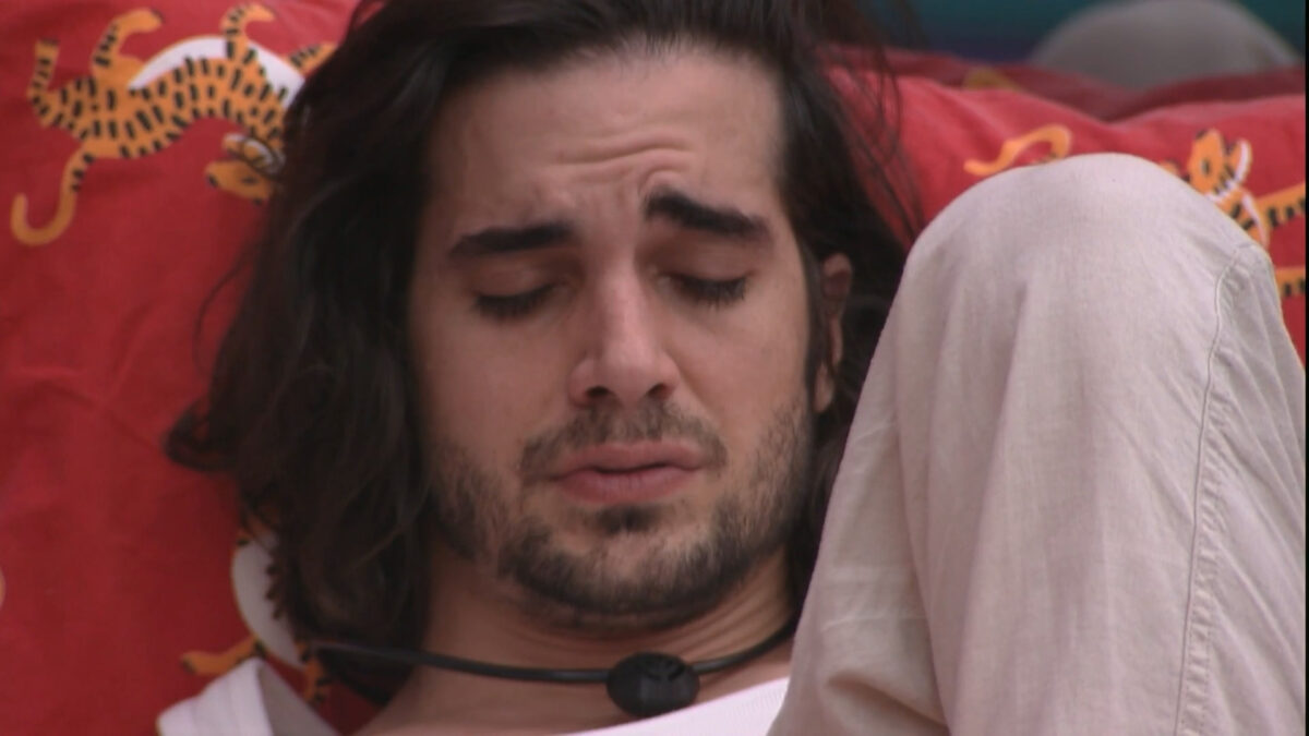 Fiuk chorando no quarto colorido do BBB 21