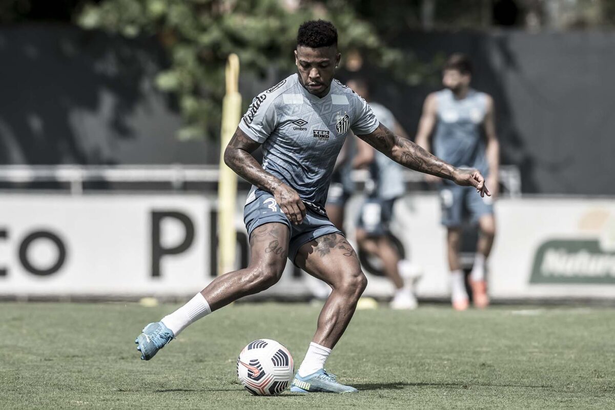 Marinho durante treino do Santos antes de lockdown na Baixada Santista