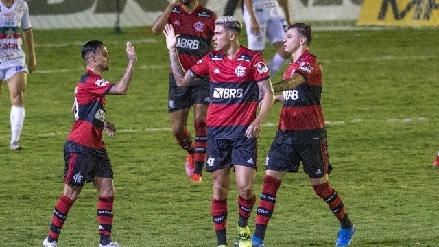 Pedro comemora gol com a camisa do Flamengo