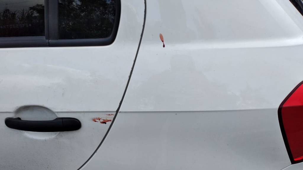 Carro da Record News manchado de sangue após tiroteio