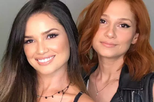 Juliette ao lado de sua amiga Deborah, que contou da necessidade que a sister teve em recorrer ao auxílio emergencial