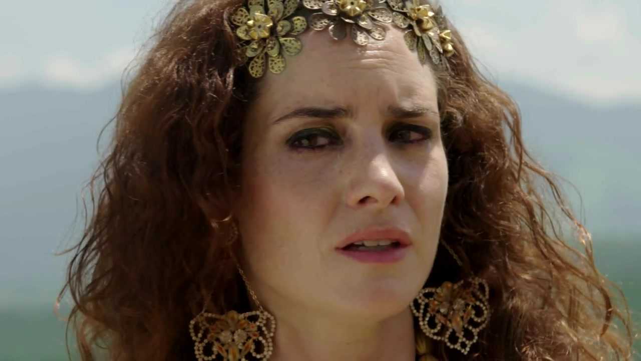 Ayla (Elisa Pinheiro) com os olhos arregalados em cena da novela Gênesis