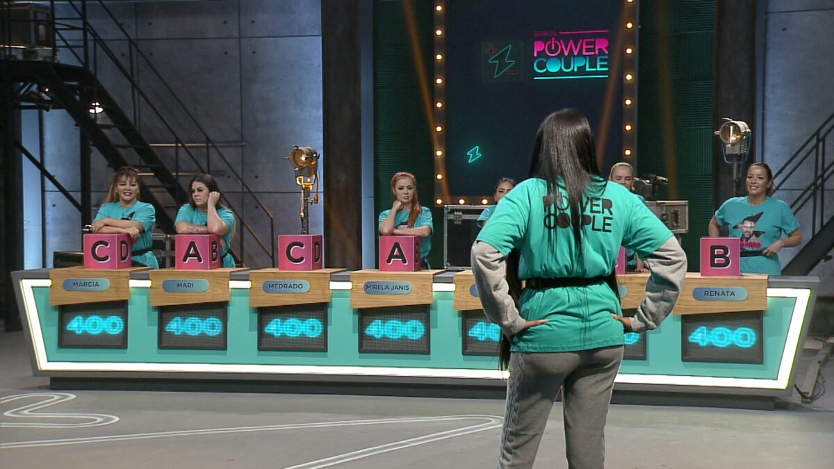 Medrado olha para as mulheres do Power Couple Brasil