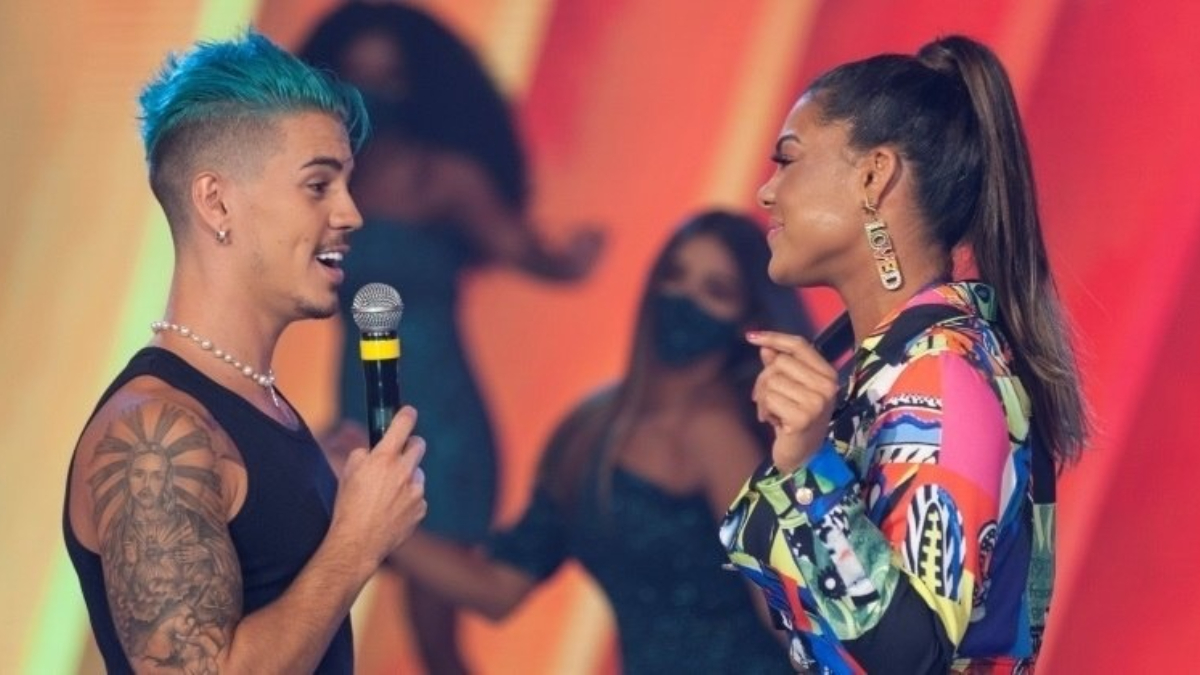 Casal Biel e Tays Reis se apresentando no programa Hora do Faro, na Record TV