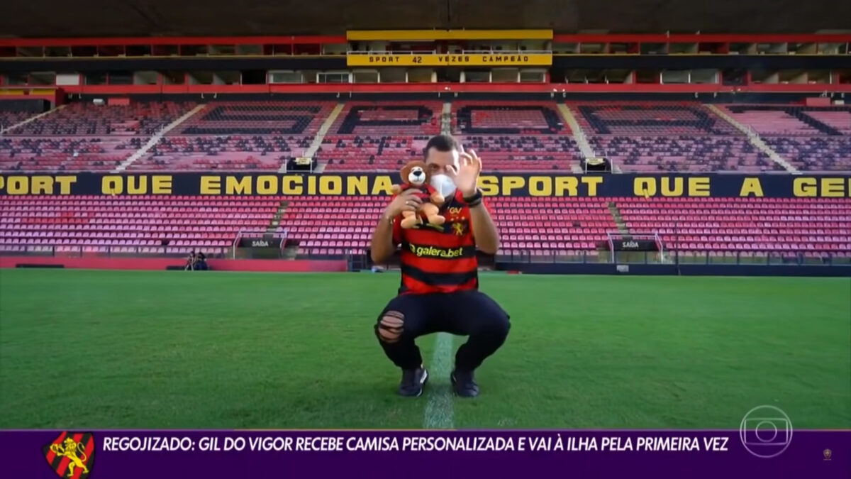 Em visita ao Sport Club do Recife, Gil do Vigor faz o tchaki tchaki em homenagem ao time