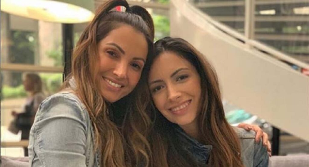 Patrícia e Paloma Poeta se abraçando