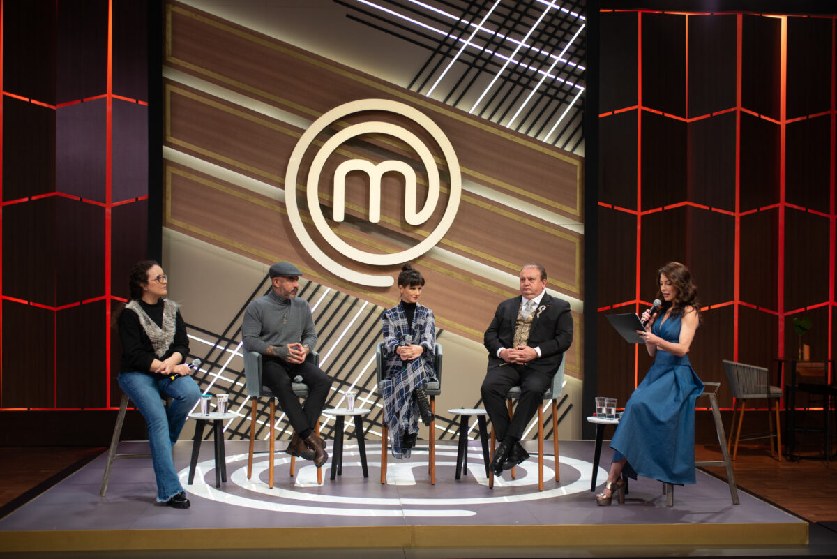 Diretora do Masterchef Brasil com os jurados e apresentadora na coletiva de imprensa