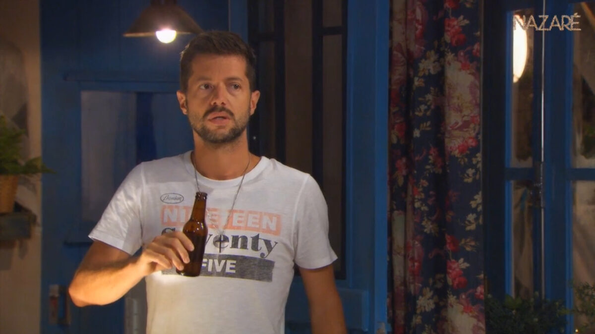 Duarte é flagrado por Toni tomando cerveja em cena da novela Nazaré