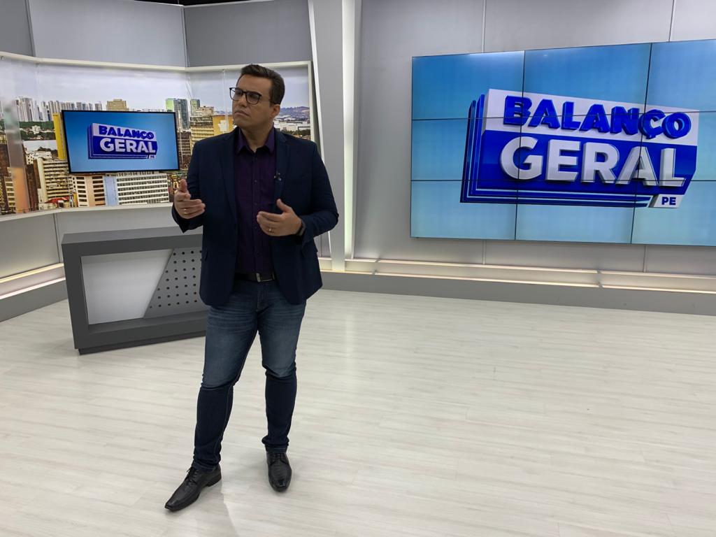 Fabio Araujo no cenário do Balanço Geral PE, da TV Clube, afiliada da Record TV.