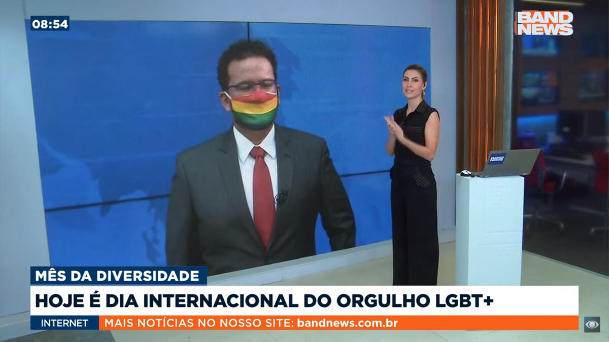 Juliano Dip faz ato simbólico na BandNews TV em homenagem ao Orgulho LGBTQIA+