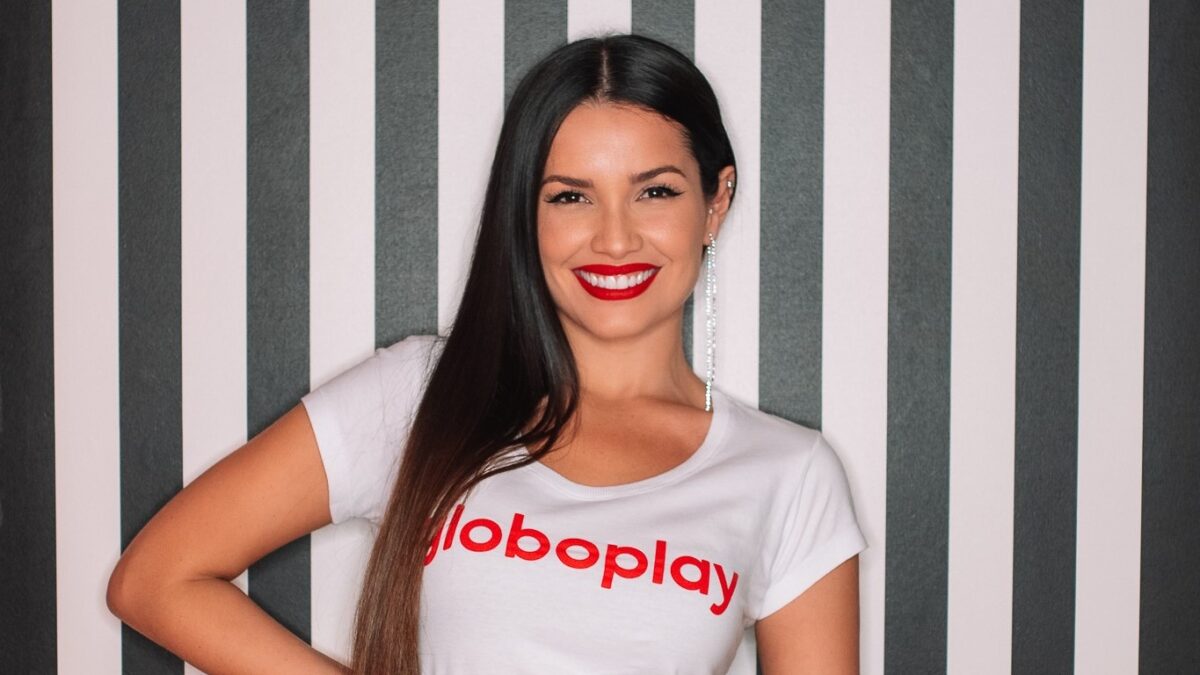 Juliette com a camisa do Globoplay