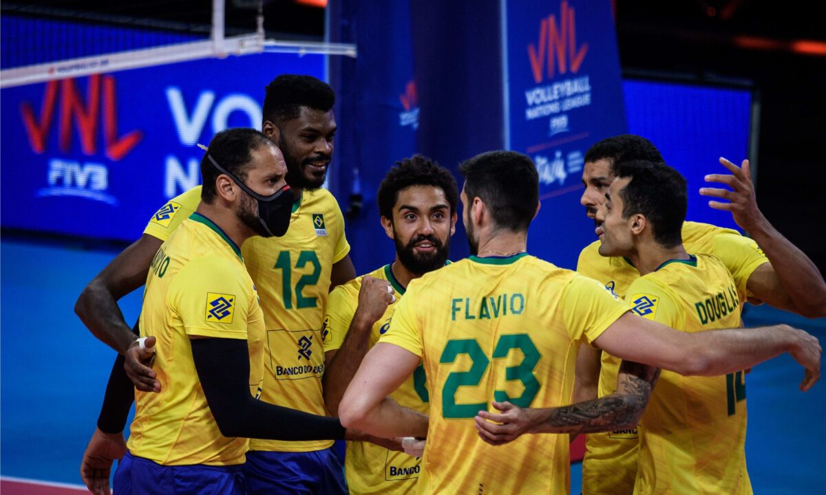 Jogadores da Seleção Masculina de Vôlei de Quadra durante partida pela Liga das Nações 2021