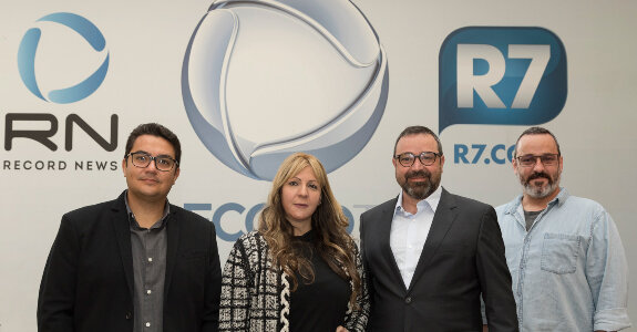 Novos executivos do Grupo Record em frente ao logo da Record TV, Record News e Portal R7