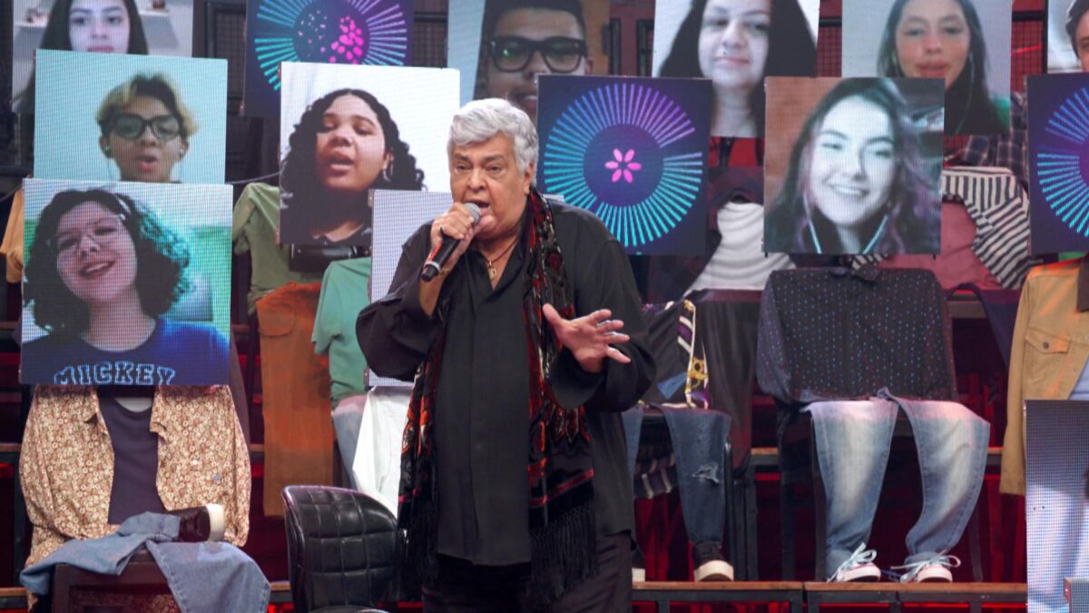 Sidney Magal cantando no estúdio do Altas Horas, durante participação em edição do programa