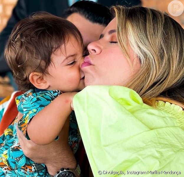 Marília beija o filho Léo