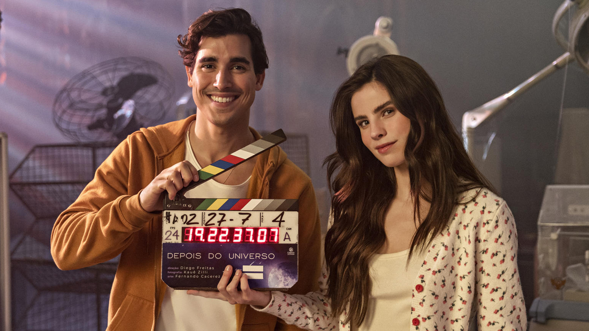 Giulia Be e Henry Zaga em cena do filme 'Depois do Universo' da Netflix
