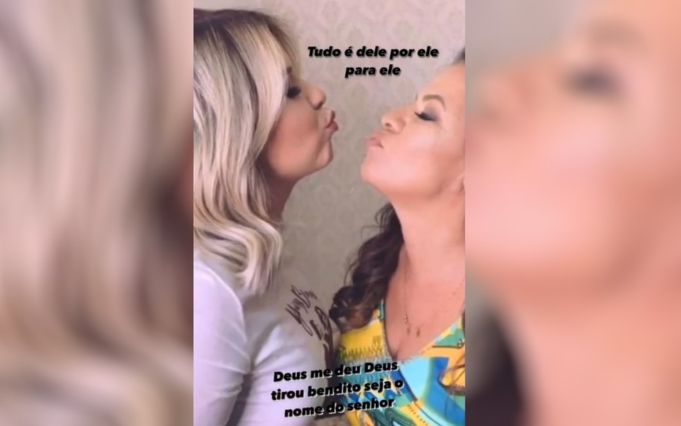 Print da publicação de Marília Mendonça - mãe e filha sinalizando um beijo