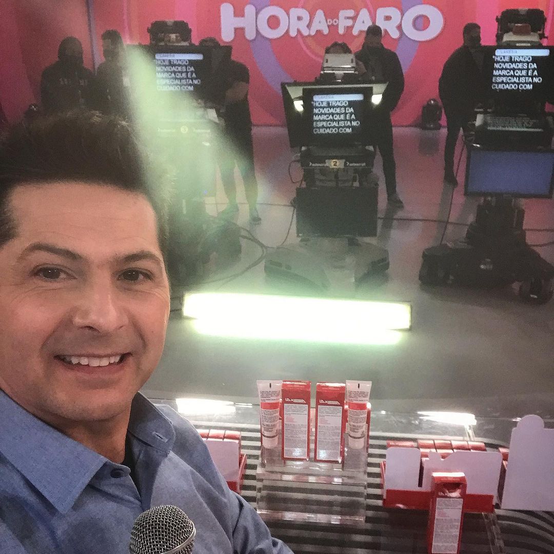 Humberto Ascencio no senário do Hora do Faro com câmeras ao fundo