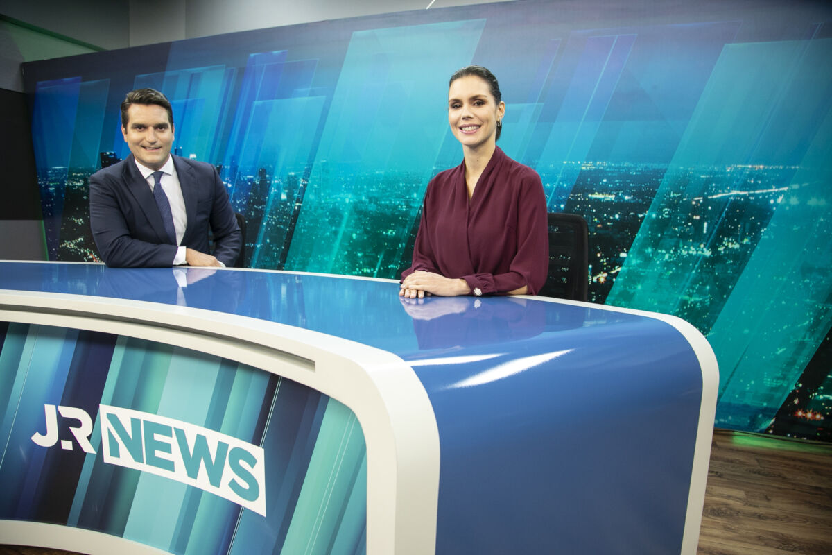 Camila Busnello e Gustavo Toledo na bancada do JR News