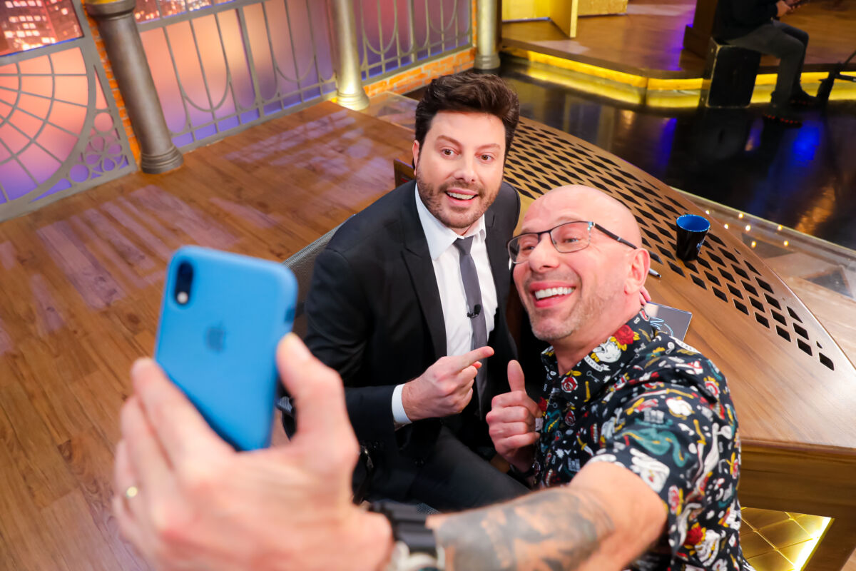 Danilo Gentili e Rafael Ilha tirando uma selfie nos estúdios do The Noite