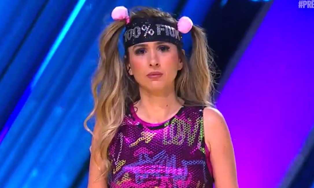 Tatá Werneck com uma faixa na cabeça escrito 100% Fiuk
