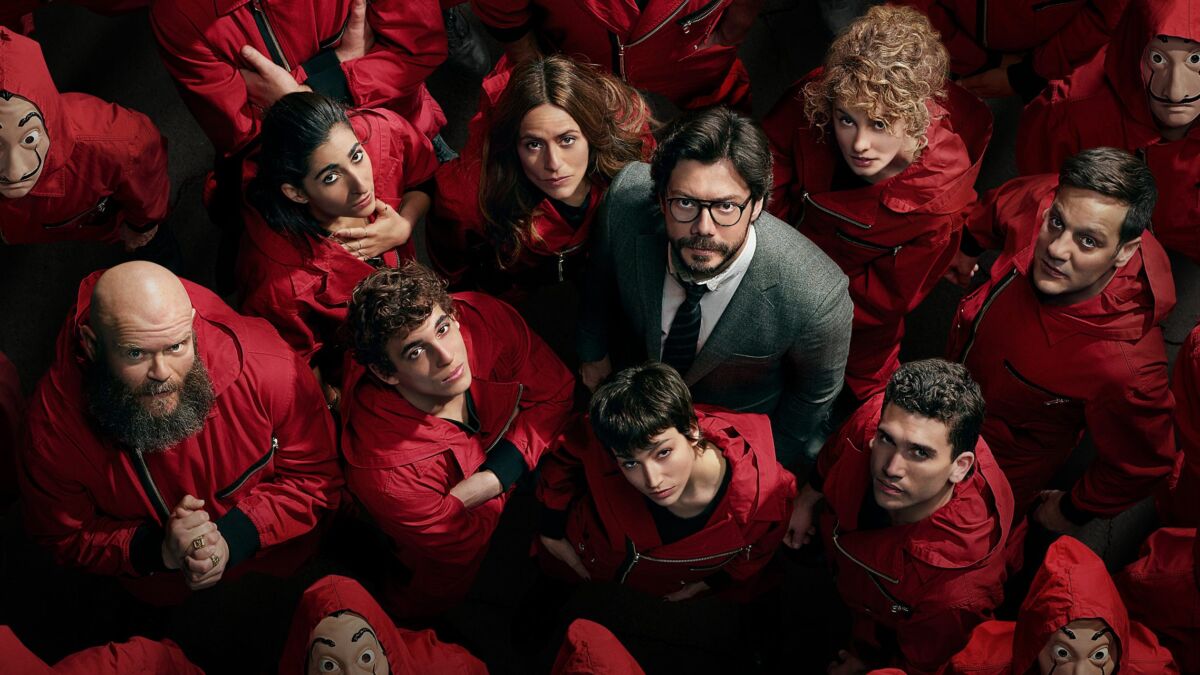 Bandidos de 'La Casa de Papel' reunidos em volta do Professor 