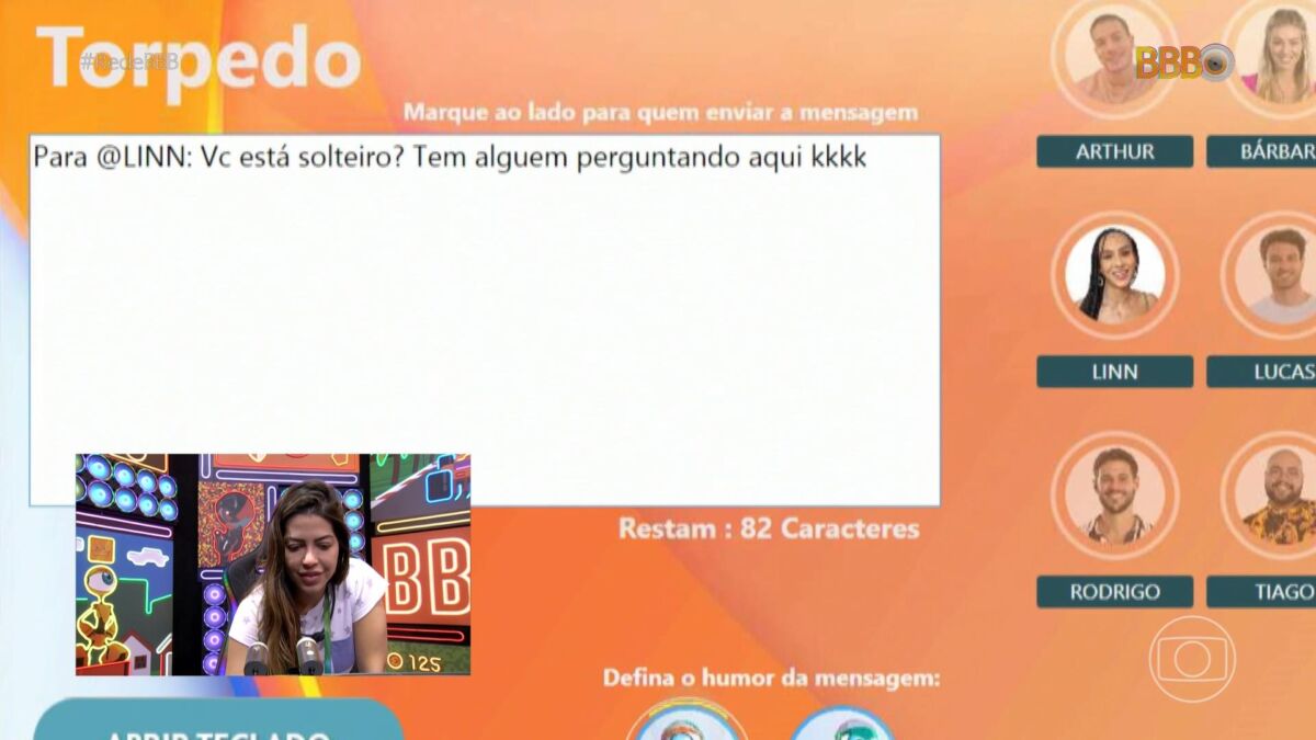 Laís escrevendo o torpedo para Linn da Quebrada no BBB 22