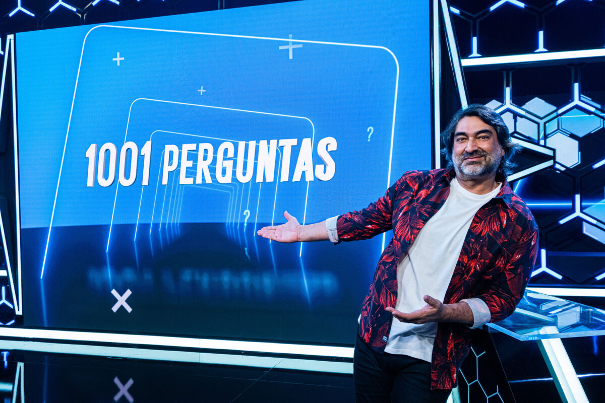 Zeca Camargo no palco do 1001 Perguntas 