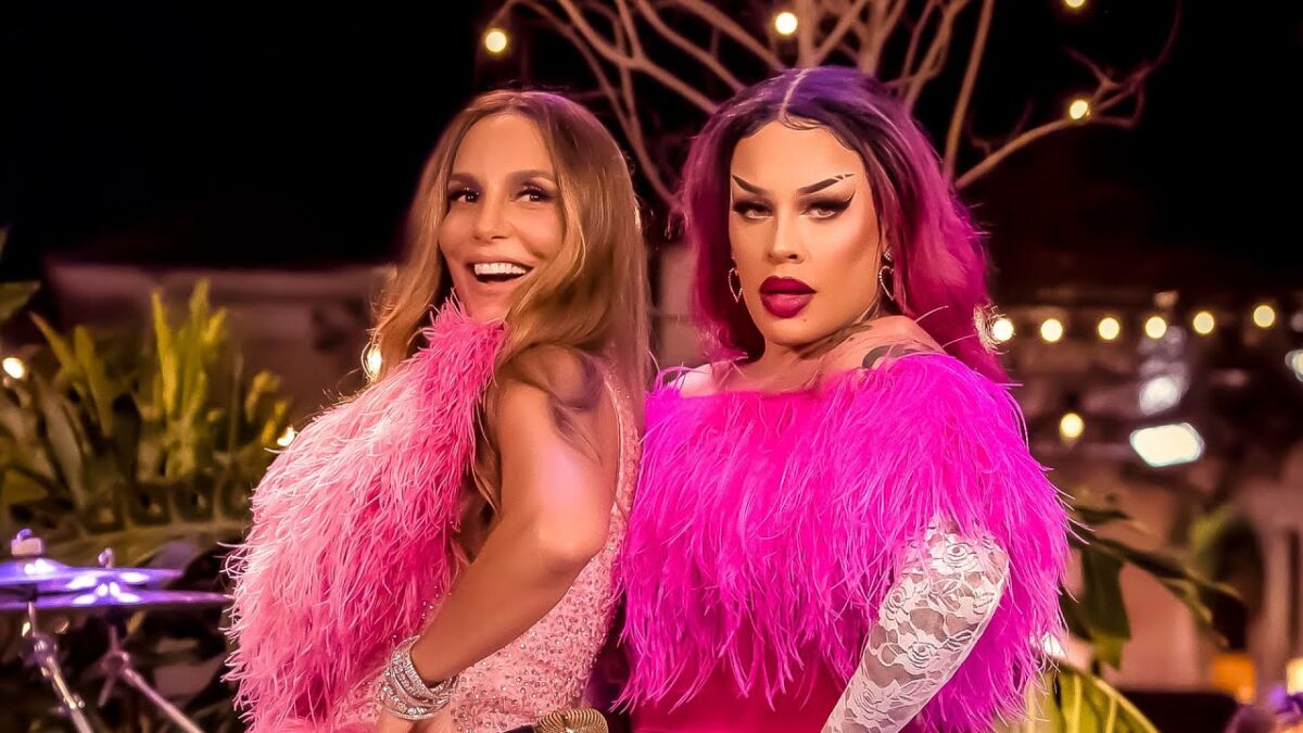 Ivete Sangalo e Gloria Groove com vestidos rosas, em cima do palco para o clipe de Onda Poderosa