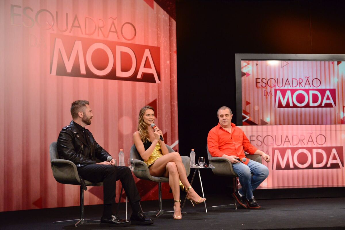 Lucas Anderi e Renata Kuerten ao lado de Fernando Pelegio na coletiva de imprensa do Esquadrão da Moda